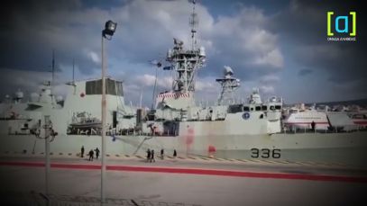 Μέλη του ΚΚΕ πετούν κόκκινες μπογιές σε Καναδέζικο πολεμικό πλοίο