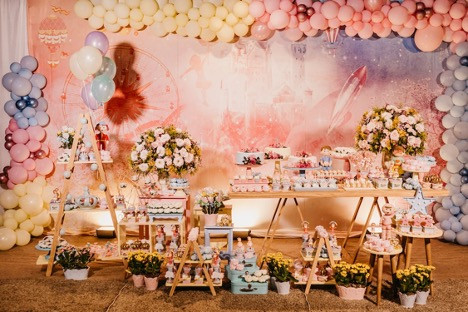 Photo backdrop with lots of cup cakes in front