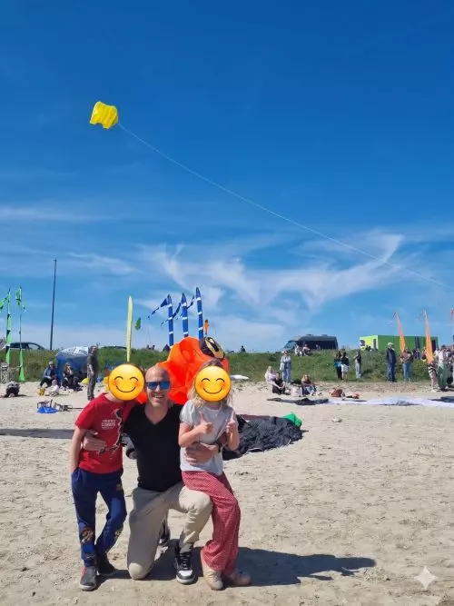 Martijn met de kinderen bij het strand in Zeewolde