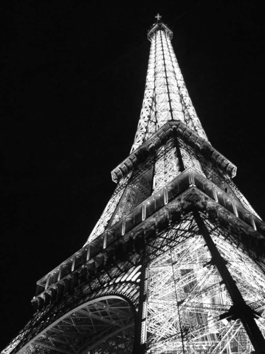 tumblr_static_eiffel-tower-at-night-blackwhite