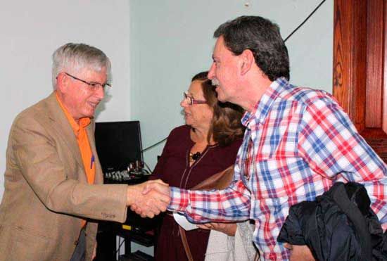 gloria-sastre-y-un-hermano-de-luis-natera-saludando-al-profesor-ramon-diaz-hernandez-semana-nateraria