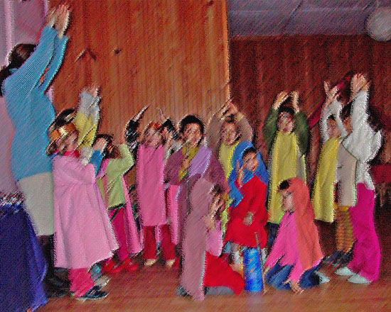 ninoss del jardín de Infancia de la Escuela Libre Micael haciendo euritmia. Foto extraida de www.escuelamicael.com