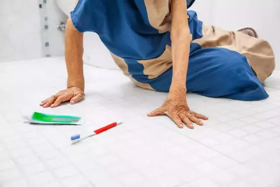 Ältere Frau stürzt im Badezimmer aufgrund rutschiger Oberflächen