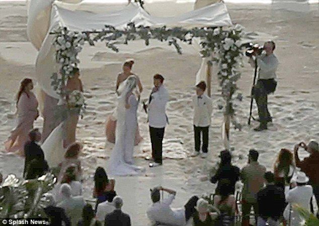 34A13CDE00000578-3609754-Johnny_and_Amber_exchanged_vows_above_under_a_flower_adorned_mar-m-49_1464266649191