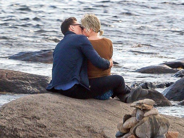 Taylor Swift was spotted with new love interest, British actor Tom Hiddleston. The two were spotted canoodling on the rocks along the beach in Westerly, RI. In between kissing the two posed for many selfies. Hiddleston, almost 10 years older than Swift, wrapped her in his jacket. The couple walked off the beach holding hands. Photo Location: Westerly RI--Public Beach Captured 9/13/16 sales@theimagedirect.com Please byline:TheImageDirect.com *EXCLUSIVE PLEASE EMAIL sales@theimagedirect.com FOR FEES BEFORE USE
