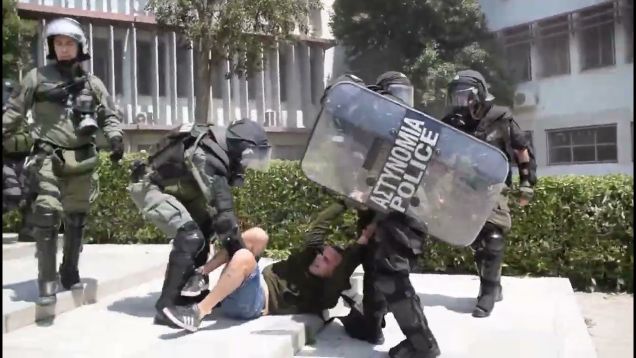ΜΑΤ πιάνουν βίαια διαδηλωτή της φοιτητικής συγκέντρωσης στο ΑΠΘ (βίντεο Αλ. Λιτσαρδάκης)