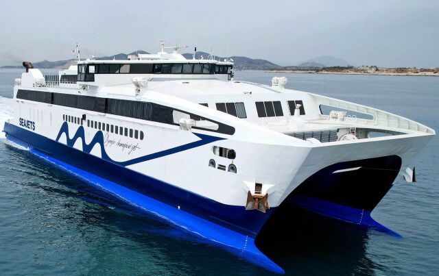 Emergency arrival of “Champion Jet I” at the port of Lavrio after injury to a 32-year-old