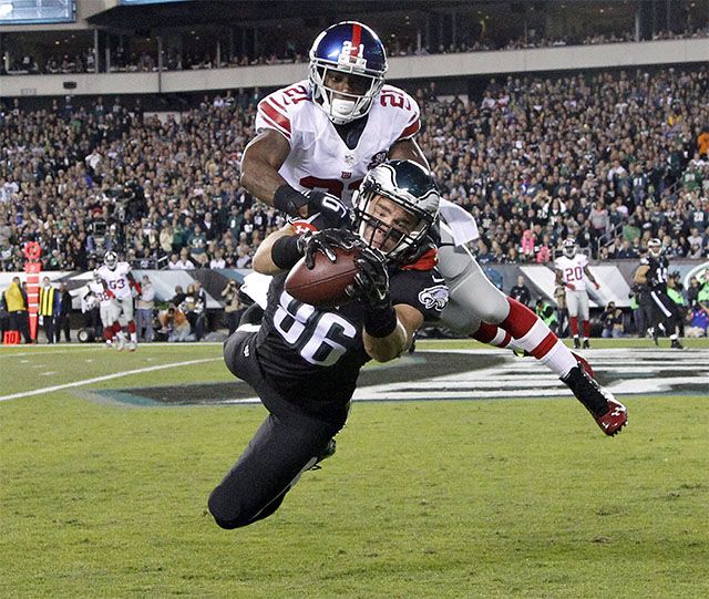 Philadelphia Eagles&apos; Zach Ertz catches a touchdown pass past New York Giants&apos; Dominique Rodgers-Cromartie during the first quarter on Sunday, Oct, 12, 2014, at Lincoln Financial Field in Philadelphia. (Ron Cortes/Philadelphia Inquirer/MCT)