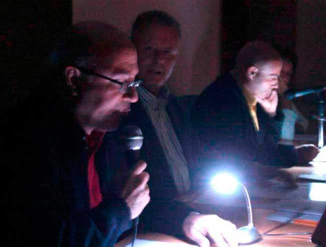recitacion-inicial-en-la-penumbra-previa-a-la-charla-de-marino-alduan-guerra-semana-nateraria