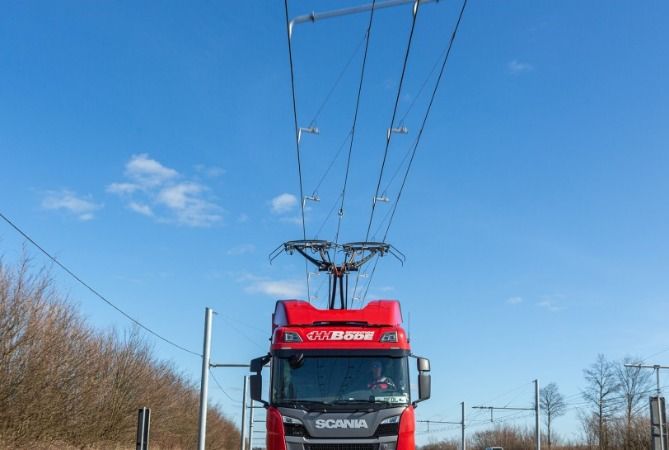 Overhead charging cables on the strategic network could significantly