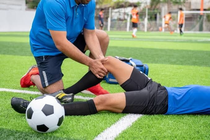 TOP SPORTS MEDICINE TIPS: STAY HEALTHY AND PERFORM WELL TOP SPORTS MEDICINE TIPS: STAY HEALTHY AND PERFORM WELL