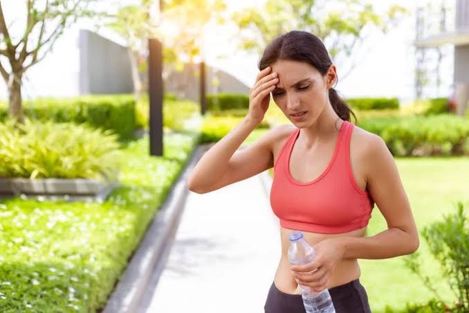 HOW DEHYDRATION AFFECTS YOUR PHYSICAL PERFORMANCE: INSIGHTS FOR ATHLETES HOW DEHYDRATION AFFECTS YOUR PHYSICAL PERFORMANCE: INSIGHTS FOR ATHLETES
