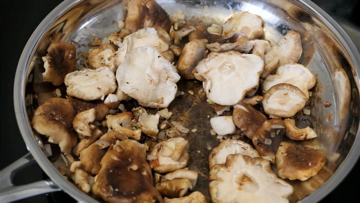 No-Oil Sauteed Mushrooms Caramelized In White Wine!