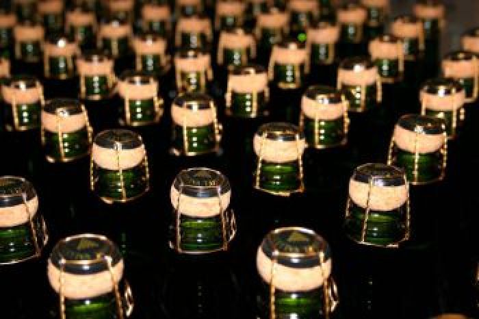 The Anatomy of a Sparkling Wine Bottle: How Glass Engineering Protects Your Fizz