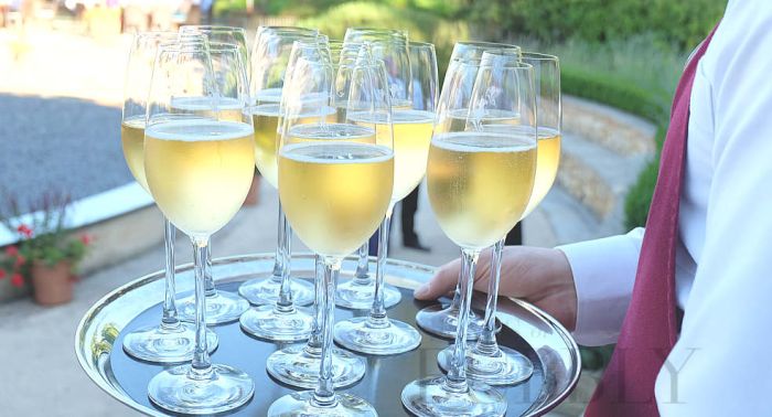 How Do You Plan a Champagne Celebration On a Budget?