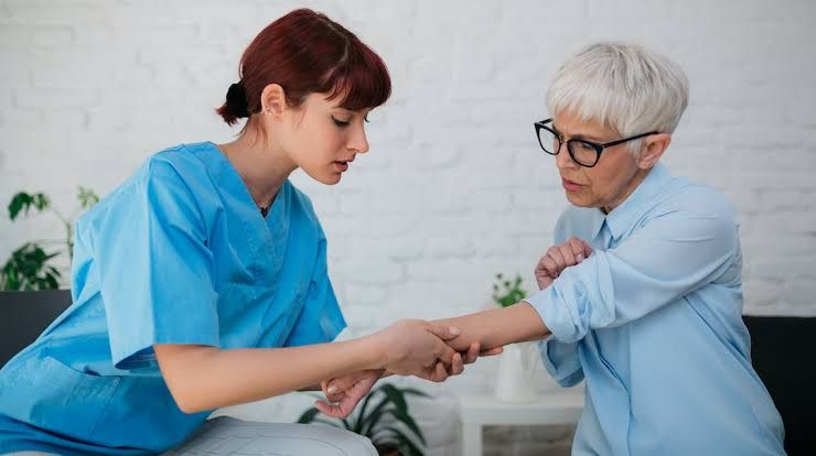 A PATIENT PRESENTS WITH EASY BRUISING AND A PLATELET COUNT OF 50,000/ΜL A PATIENT PRESENTS WITH EASY BRUISING AND A PLATELET COUNT OF 50,000/ΜL