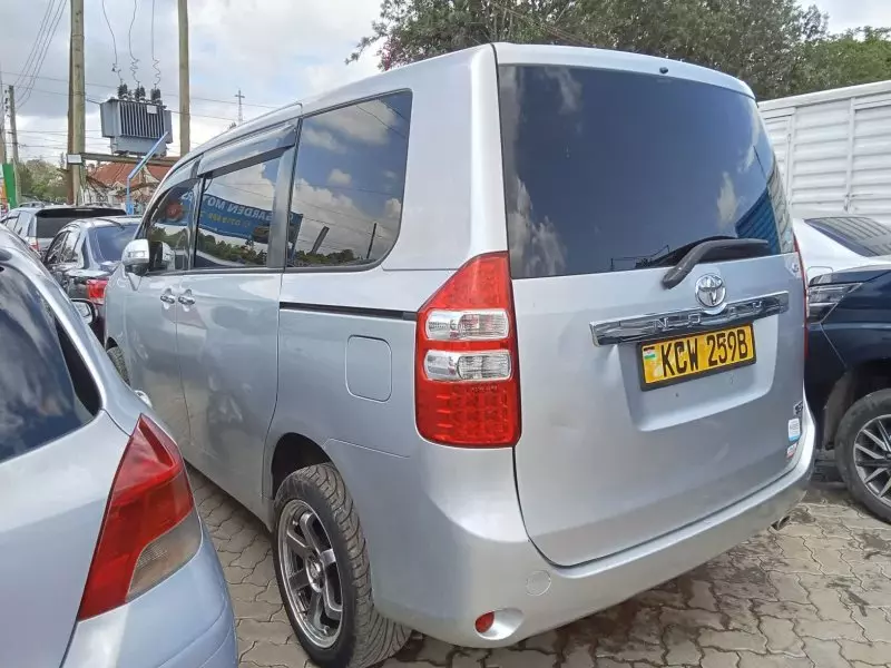 Toyota Noah   - 2012