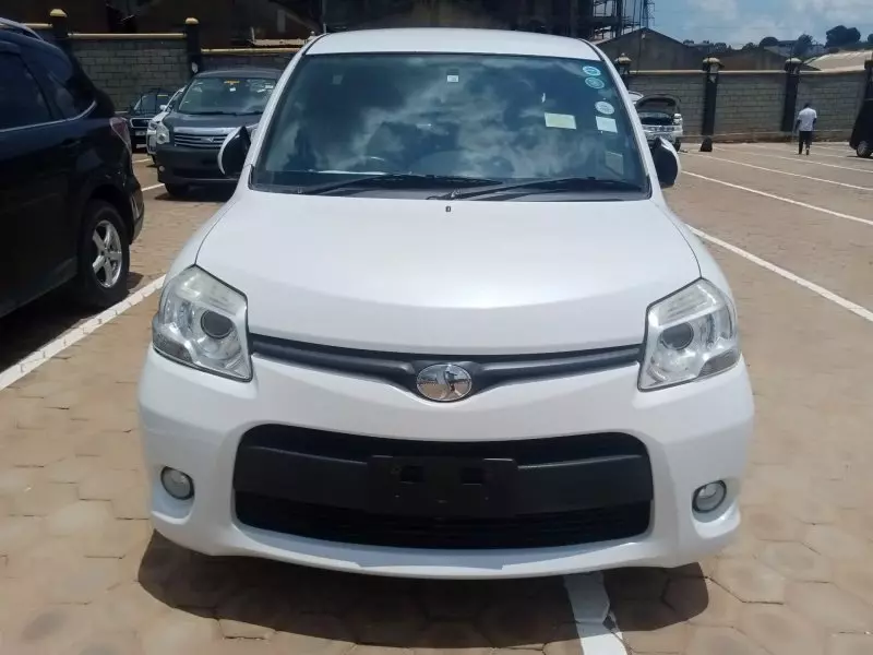 Toyota Sienta   - 2012