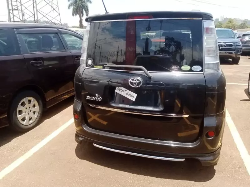Toyota Sienta   - 2012