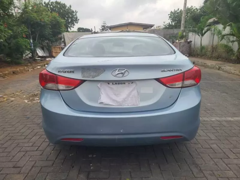 Hyundai Elantra   - 2012
