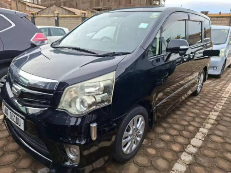 Toyota Noah   - 2012