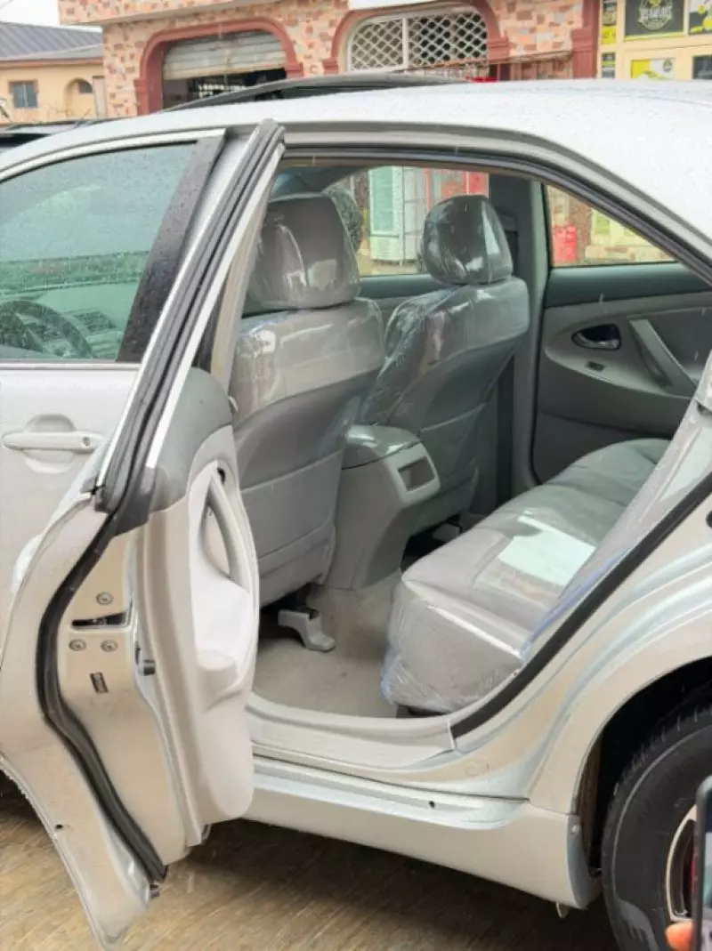 TOYOTA Camry - 2010