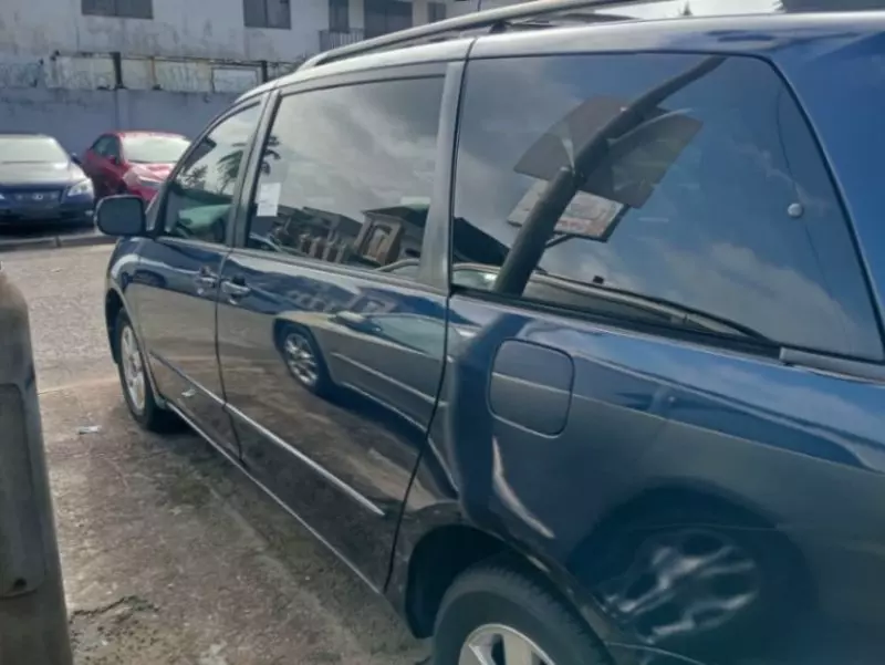 TOYOTA Sienna - 2005