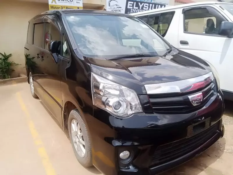 Toyota Noah   - 2012