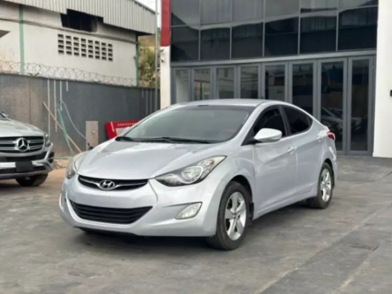 Hyundai Elantra   - 2012