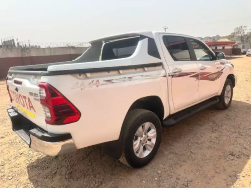 Toyota Hilux   - 2019