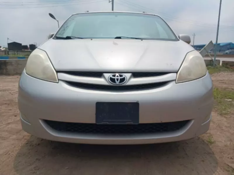 TOYOTA Sienna   - 2010