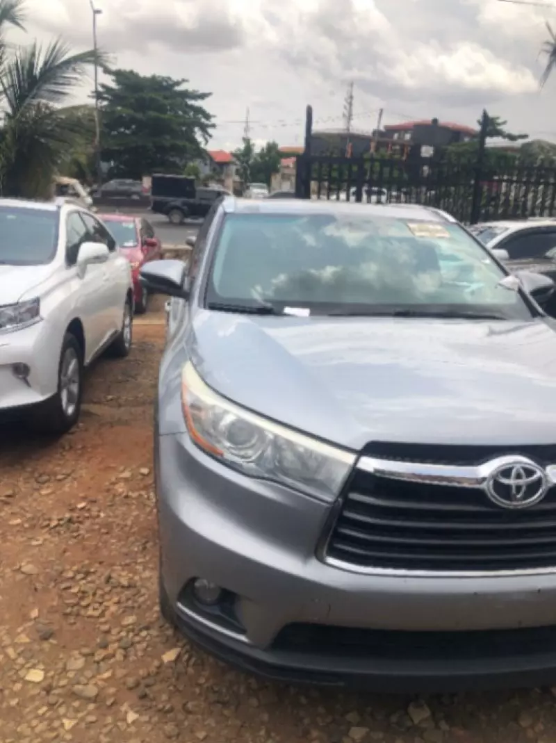 Toyota Highlander   - 2016
