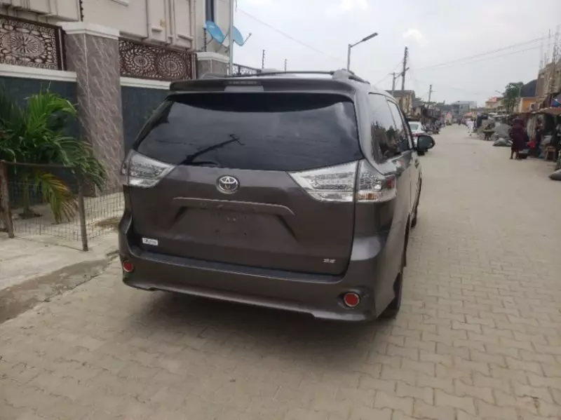 TOYOTA Sienna   - 2012