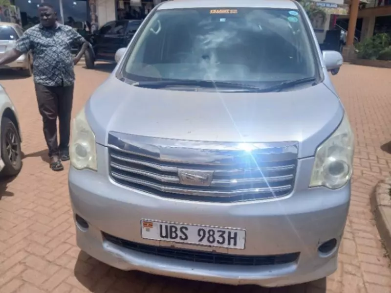 Toyota Noah   - 2010