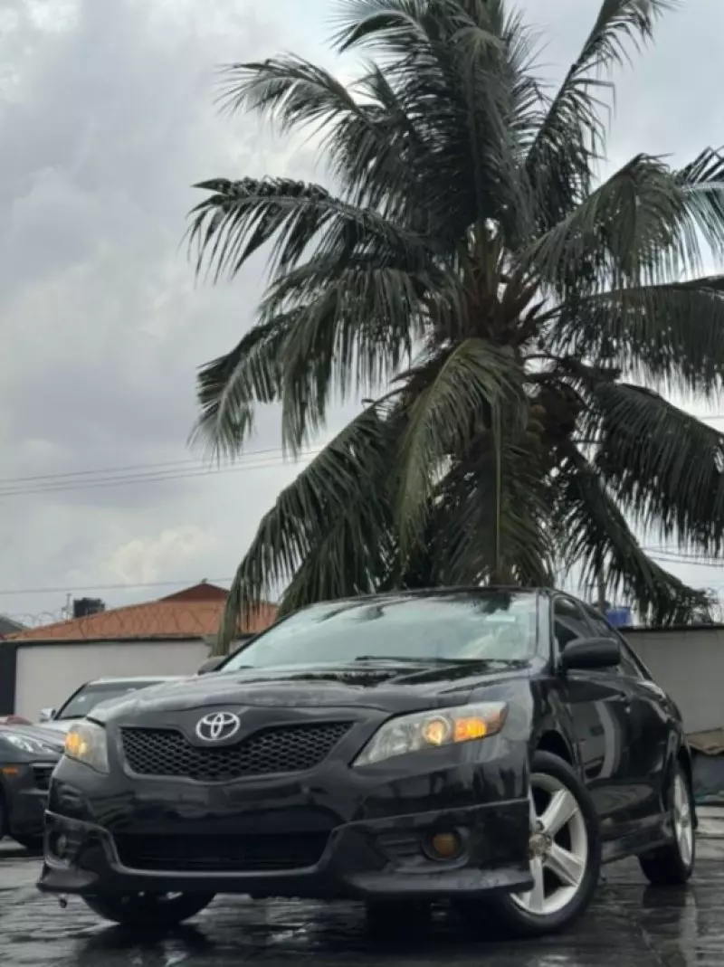 Toyota Camry   - 2011