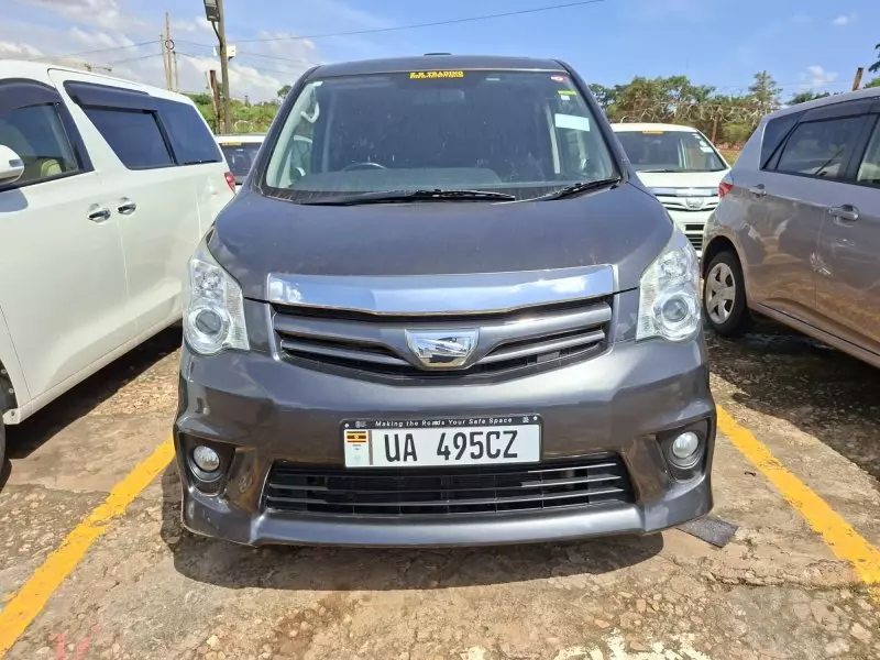 Toyota Noah   - 2012