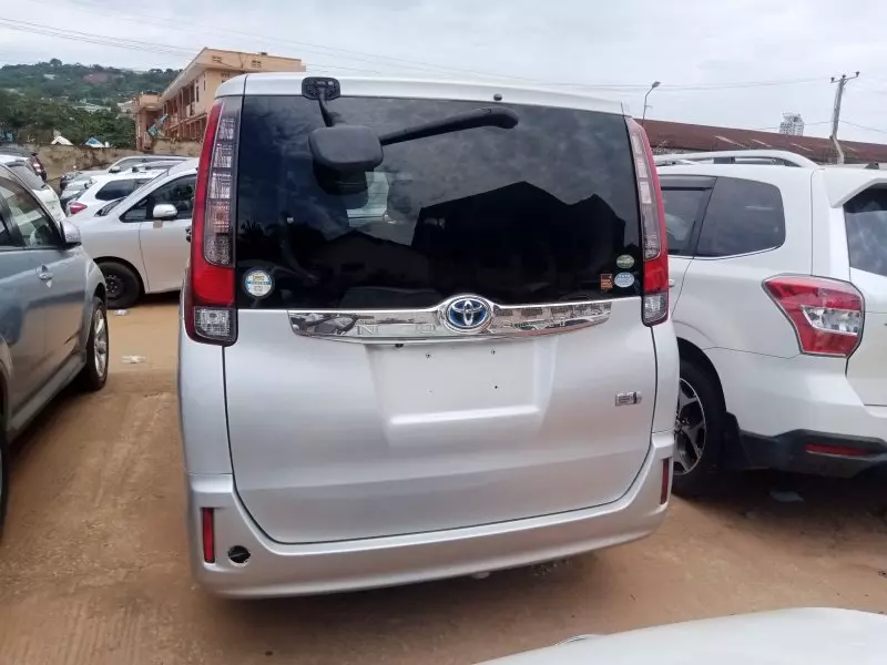 Toyota Noah Hybrid   - 2015