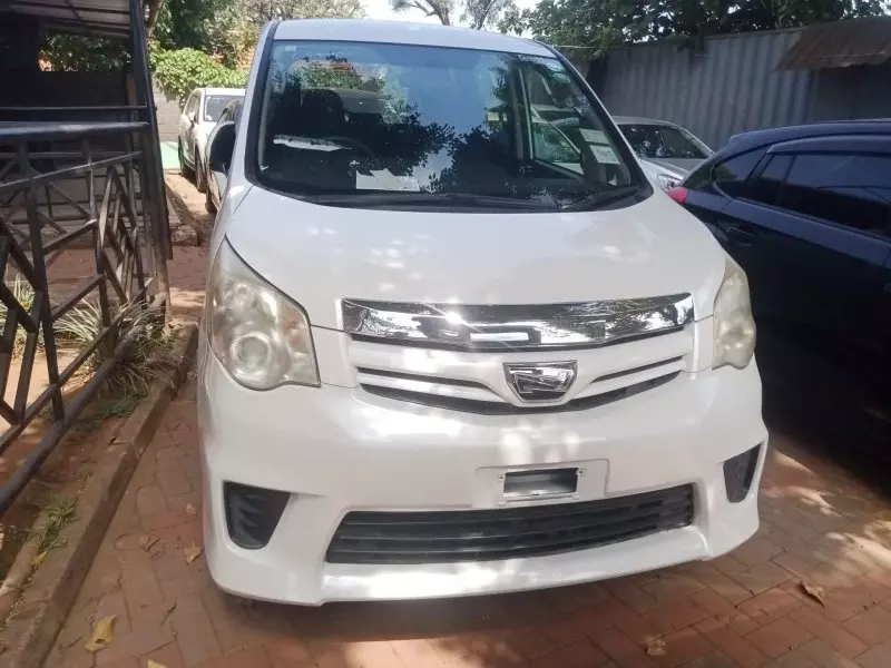 Toyota Noah   - 2012