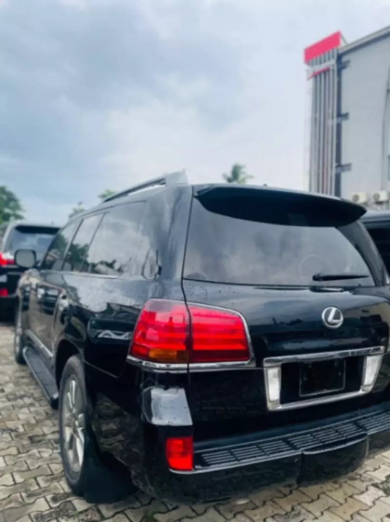 Lexus LX 570   - 2012