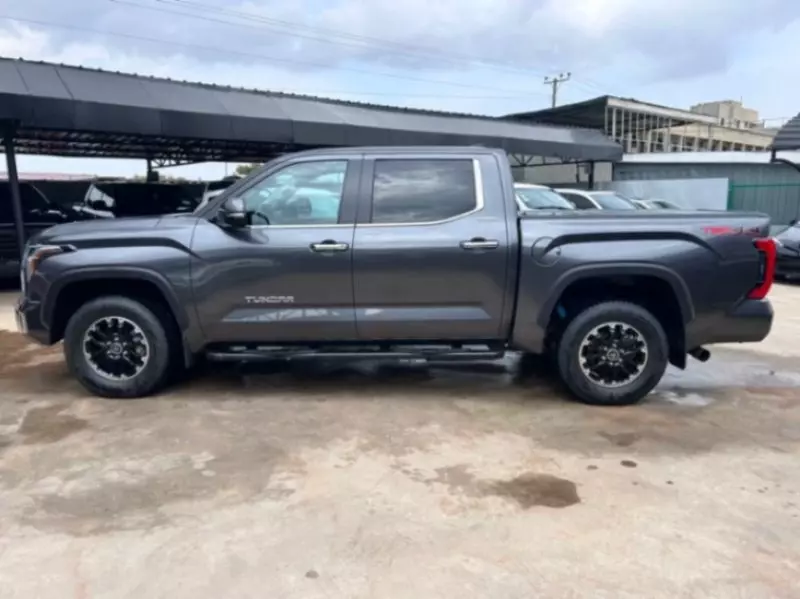 TOYOTA Tundra - 2024