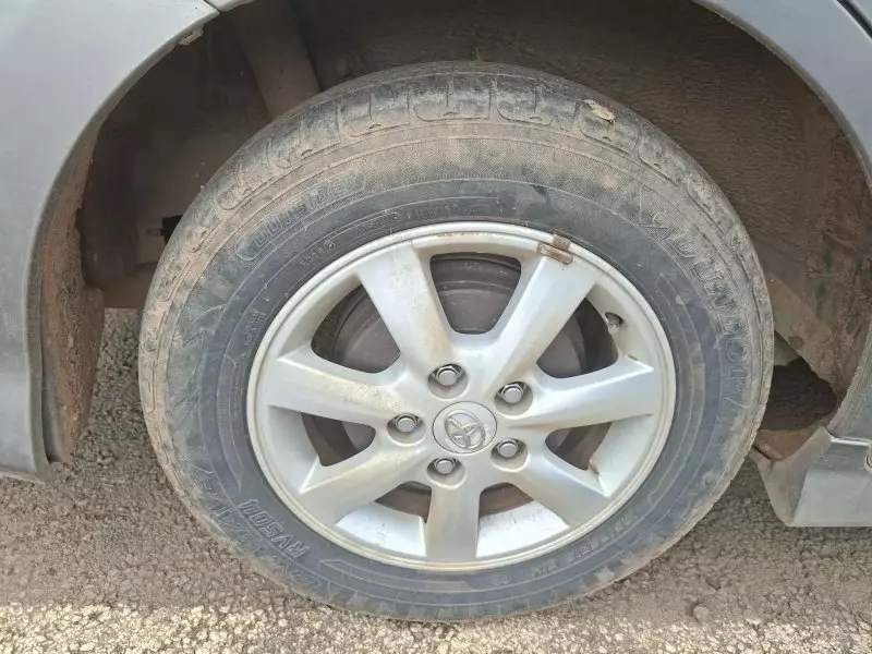 Toyota Isis    - 2013