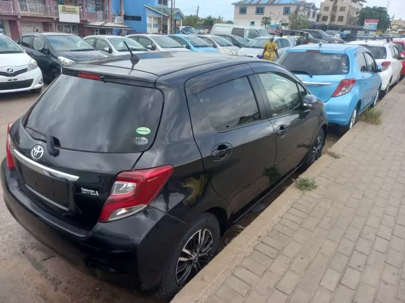 Toyota Vitz   - 2013