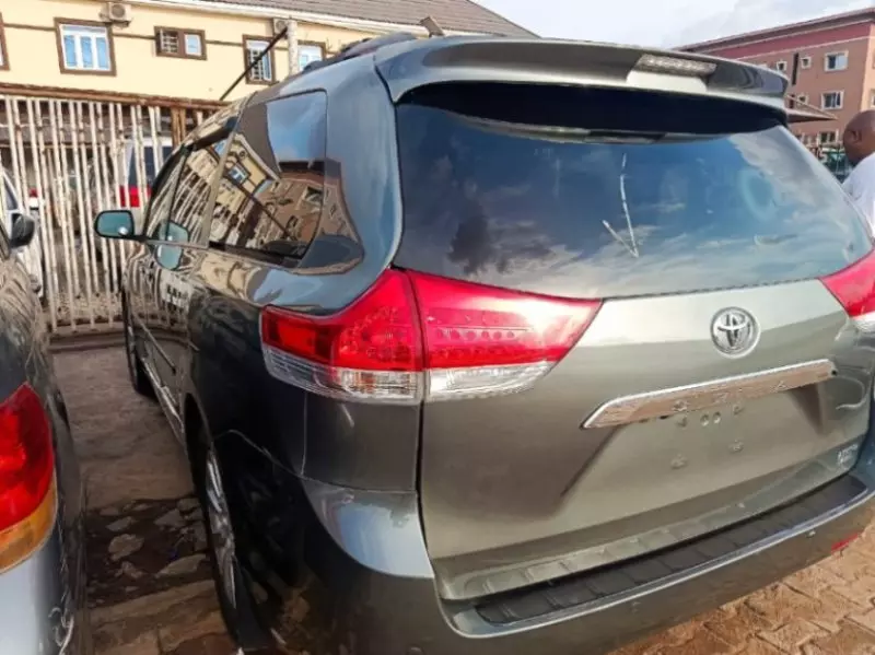 Toyota Sienna   - 2013