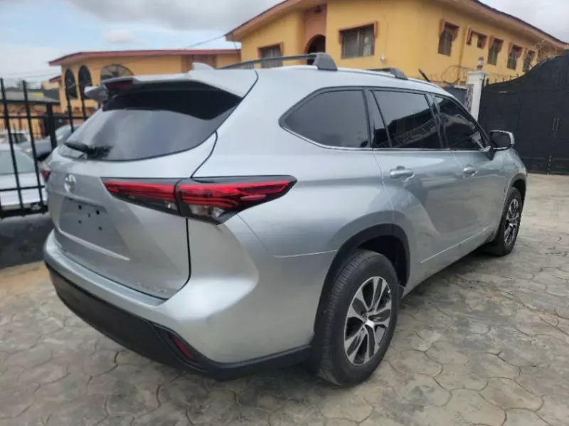 Toyota Highlander   - 2021
