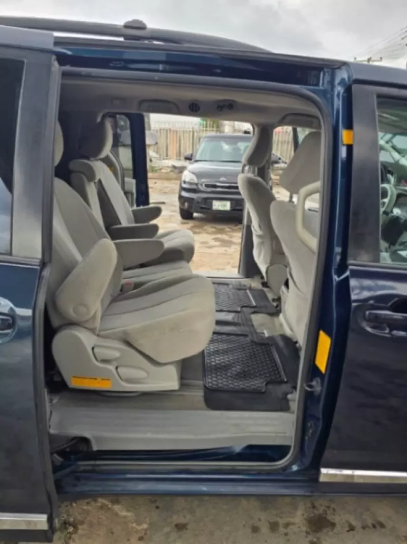 TOYOTA Sienna   - 2011