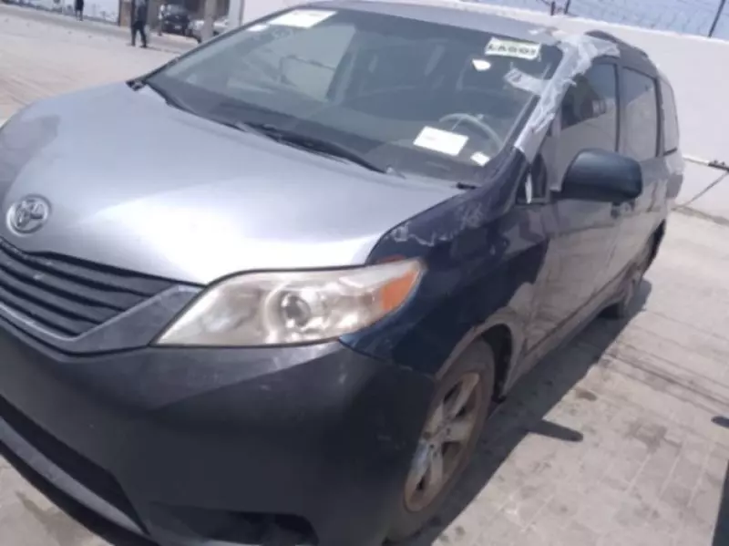 Toyota Sienna   - 2011