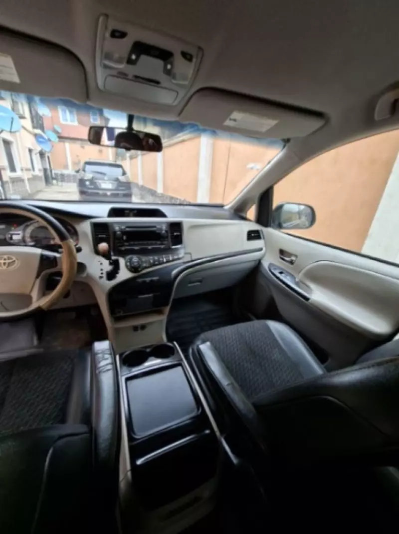 TOYOTA Sienna   - 2011