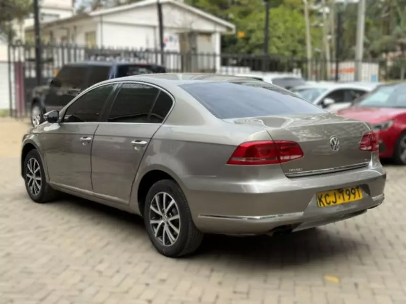 Volkswagen Passat   - 2014