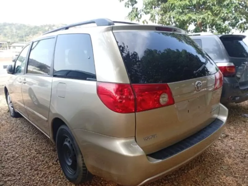 Toyota Sienna   - 2009