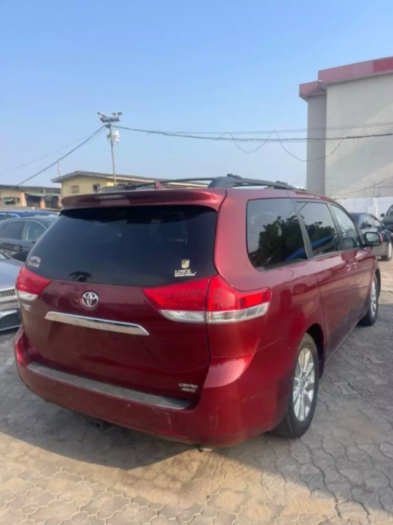 Toyota Sienna   - 2011